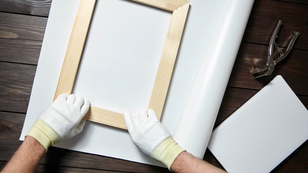 Jak naciągnąć płótno na blejtram?