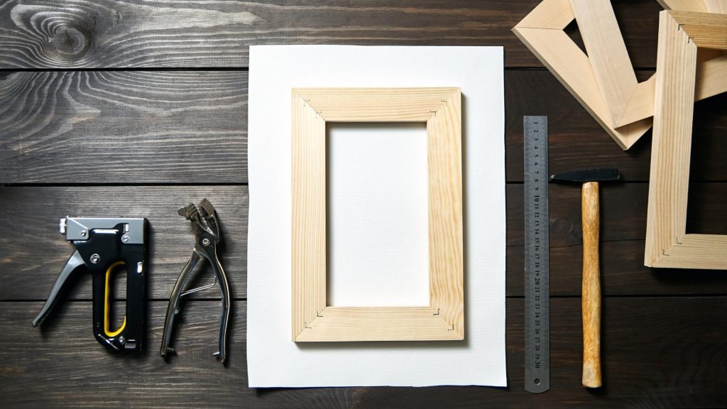 Jak naciągnąć płótno na blejtram?